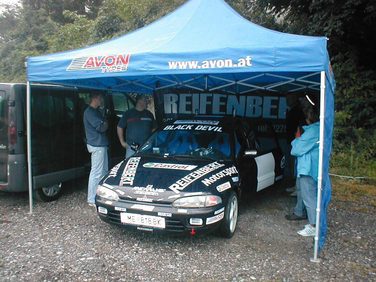 Reifenbert-Servicestand mit dem Rallyeteam Black Devil