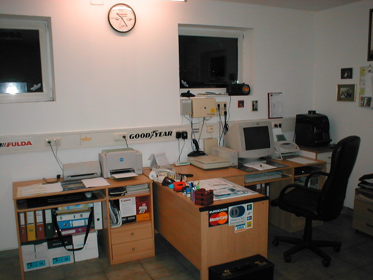Büroarbeitsplatz von Reifenbert mit Computer, Telefon und Drucktechnik