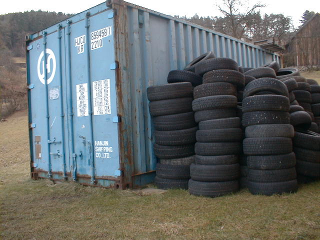 12-Meter-Container mit eingelagerten Reifen und Altreifenbestand bei Reifenbert