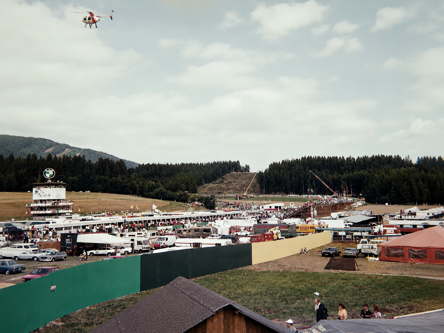 Blick auf die lange Startgerade und die Boxenanlagen am Österreichring