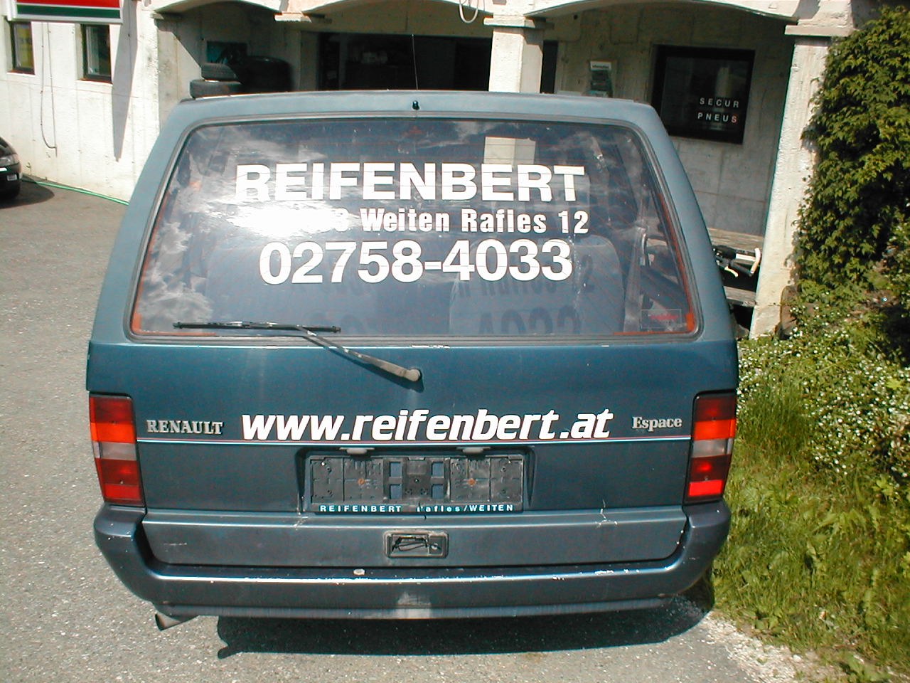 Heckansicht des Renault Espace Phase 1 mit Reifenbert-Beschriftung